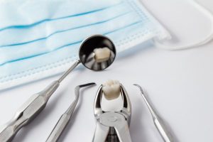 Odontologai turi daugybę specialių priemonių dantims išrauti